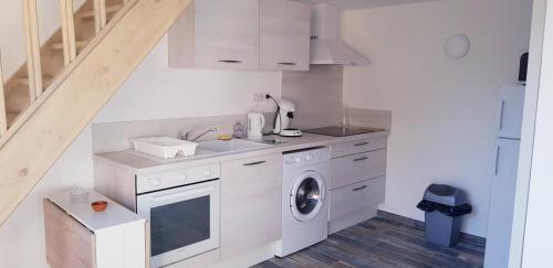 Cuisine ou kitchenette dans l'établissement Mini-villa 1 MER