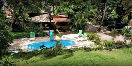 una imagen de una piscina en un patio en Pousada Barracuda Pipa, en Pipa