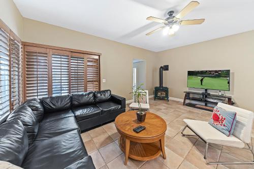 Μια τηλεόραση ή/και κέντρο ψυχαγωγίας στο Four Bedroom amazing location with bikes, steps to the beach, shopping and dining