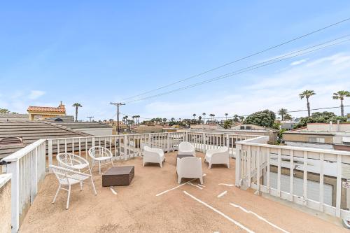 Μπαλκόνι ή βεράντα στο Four Bedroom amazing location with bikes, steps to the beach, shopping and dining