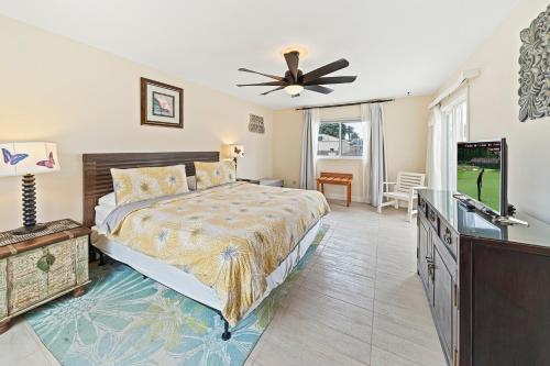 um quarto com uma cama e uma televisão de ecrã plano em 253 Four Bedroom em Huntington Beach