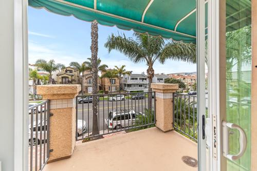 Μπαλκόνι ή βεράντα στο Four Bedroom amazing location with bikes, steps to the beach, shopping and dining