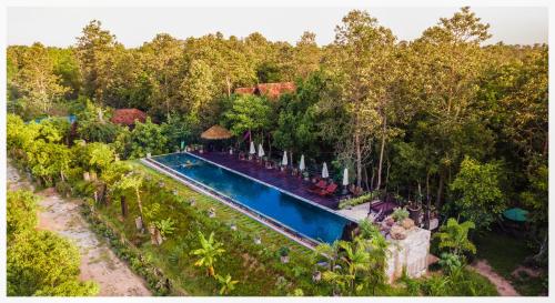 Pemandangan kolam renang di Bong Thom Forest Lodge atau berdekatan