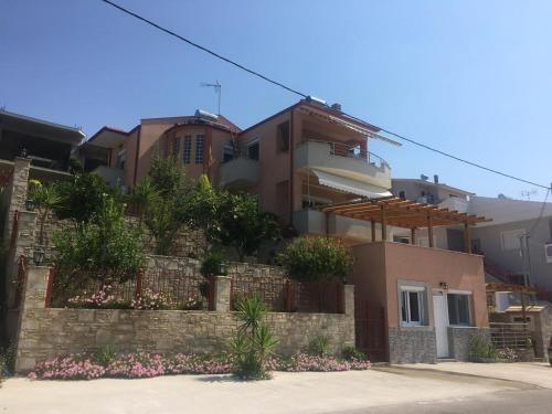 a building with a retaining wall with plants on it at Manti in Skala Marion