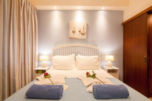 a bedroom with a bed with two towels on it at Villa Magia in Ýpsos