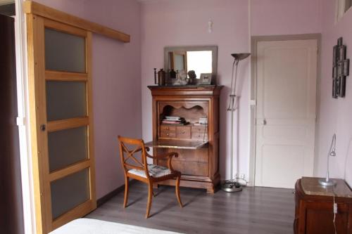 Cette chambre comprend un bureau avec une chaise et un miroir. dans l'établissement BEGUINES, à Chartres