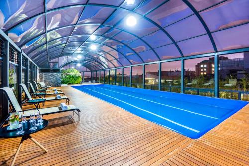 una gran piscina en un edificio con techo en Cosmos 100 Hotel & Centro de Convenciones - Hoteles Cosmos, en Bogotá
