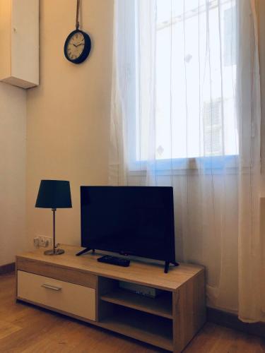 Una televisión o centro de entretenimiento en #T3 intra-muros Avignon