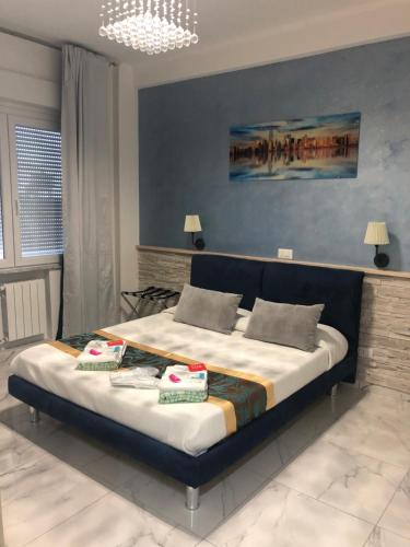 um quarto com uma cama grande e uma parede azul em Belvedere em Pisa