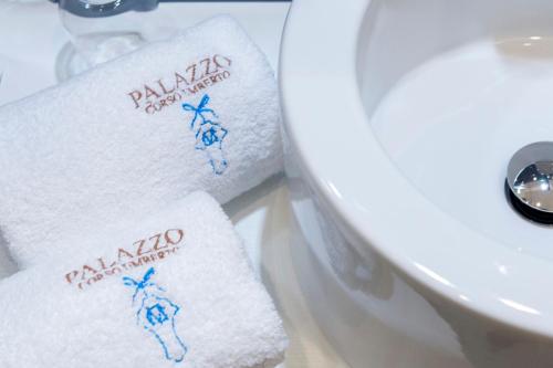 a pair of towels sitting next to a sink at Boutique Hotel Palazzo Corso Umberto in Boiano