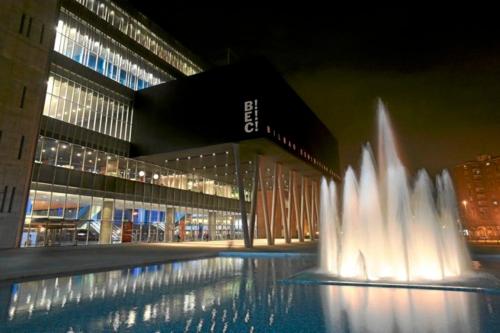 duży budynek z fontanną przed nim w obiekcie Acogedor ático vacaciones cerca de BILBAO, BEC w mieście Barakaldo