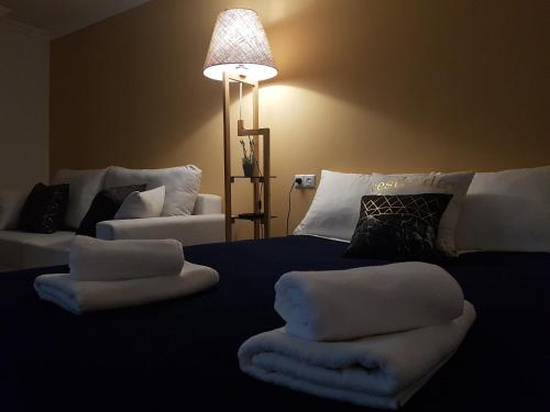 - une chambre avec un lit doté d'oreillers blancs dans l'établissement KAYARAN home, à Gyumri