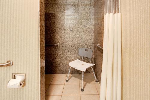 Kupatilo u objektu Days Inn & Suites by Wyndham Artesia