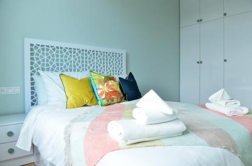  Spacious Modern 2 Bedrooms Apartment in Central Yerevan -  Chambre  photo :   Shower    TV    Air conditioning                           