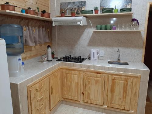 Il comprend une petite cuisine équipée d'un évier et d'une cuisinière. dans l'établissement Cabañas Jas, à Puerto Iguazú