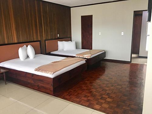 two beds in a room with two beds sidx sidx sidx at Hotel Ambassador in San José