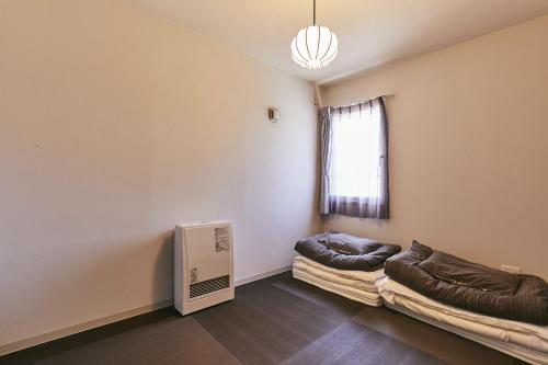 ein Wohnzimmer mit 2 Sofas und einem Fenster in der Unterkunft PINN-S4E5 in Sapporo