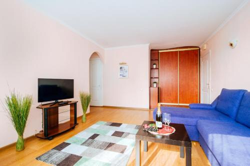 明斯克的住宿－Centr Kvartir 25，客厅配有蓝色的沙发和电视