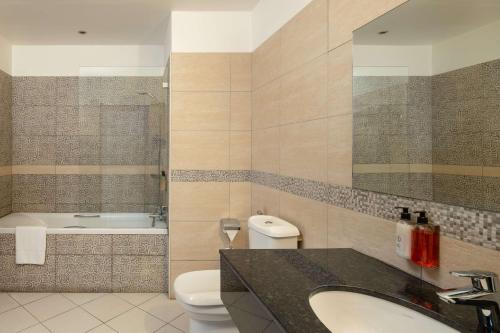 A bathroom at Peninsula Hotel Dar Es Salaam