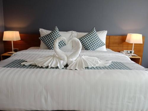 Een bed of bedden in een kamer bij Comet Hotel Surat Thani