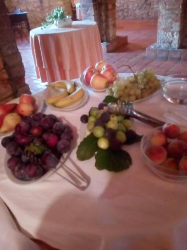 una tabella con molti tipi di frutta diversi su di essa di Case Cordovani a Magliano in Toscana