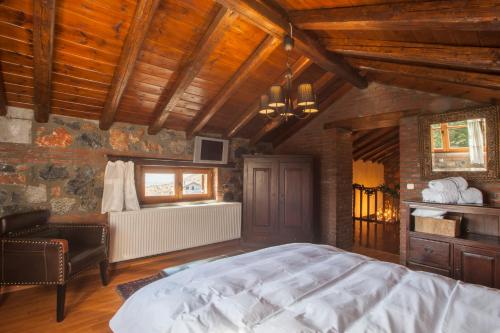1 dormitorio con 1 cama grande y techo de madera en Villa Palaios Agios Athanasios, en Palaios Agios Athanasios