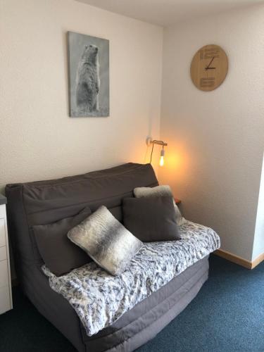 een slaapkamer met een bed met een kussen erop bij L'AnsloBoys Montagne A2 in Les Deux Alpes