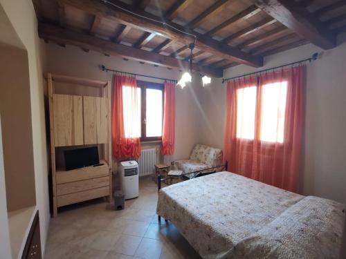 Ένα ή περισσότερα κρεβάτια σε δωμάτιο στο Masseria Le Querciole