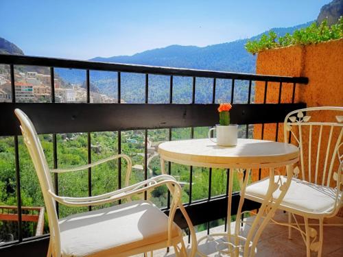 a table and chairs on a balcony with a view at Hotel Restaurante Felipe II in Ayna