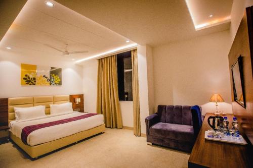 Una cama o camas en una habitación de Hotel Ten Square, India