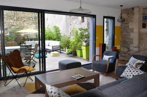 un salon avec un canapé et des chaises dans l'établissement LE BEAU REPAIRE, chambres d'hôtes, quartier historique, 1 à 3 chambres, étage indépendant, à Angers