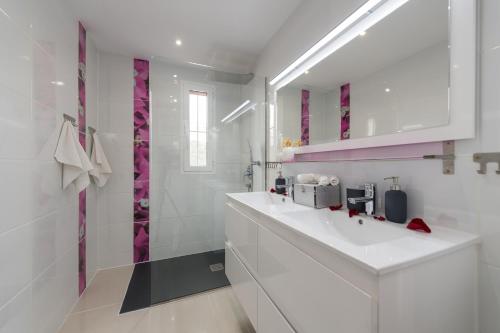a white bathroom with a sink and a shower at EXCLUSIVES 2-ROOM APARTMENT TOPLOCTAION 5 minutes to beach San Agustin in San Bartolomé de Tirajana