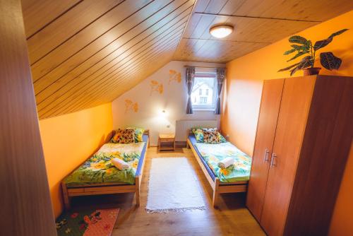 Tempat tidur dalam kamar di Apartmán u Paťka Zuberec