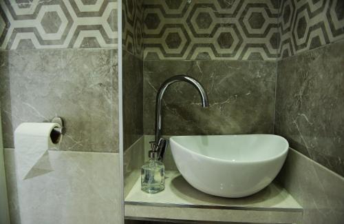  Spacious Modern 2 Bedrooms Apartment in Central Yerevan -  Chambre  photo :   Shower    TV    Air conditioning                           