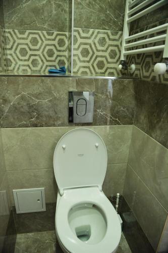  Spacious Modern 2 Bedrooms Apartment in Central Yerevan -  Chambre  photo :   Shower    TV    Air conditioning                           
