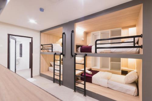 GM Hotel Kuantan emeletes ágyai egy szobában