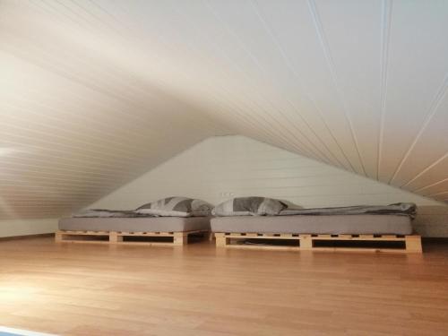 - 2 lits dans une chambre avec plafond dans l'établissement Kuldigas Holiday House, à Kuldīga