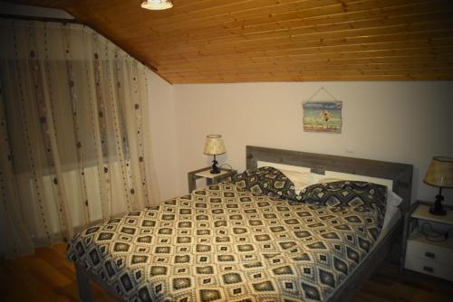 Giường trong phòng chung tại Casa Smeilor Horezu