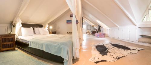 1 dormitorio con 1 cama grande en el ático en Tanagra Wine & Guestfarm, en McGregor