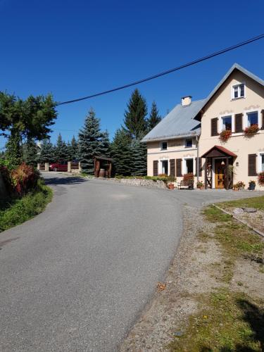 an empty road in front of a house at Agroturystyka u Kasi in Kłodzko