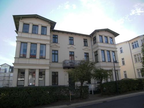 a large white building on the side of a street at Villa Goodewind 100 m zum Strand in Ahlbeck