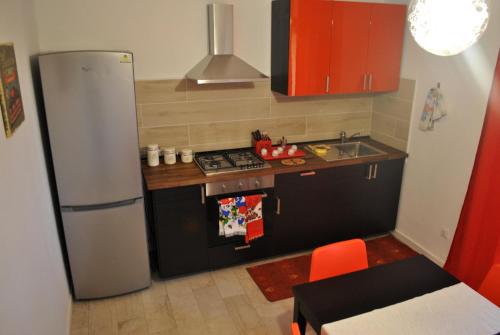 een kleine keuken met een koelkast en een wastafel bij Agli Ospedali in Padua