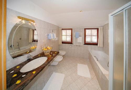 Ένα μπάνιο στο Ferienwohnungen Baumannsog