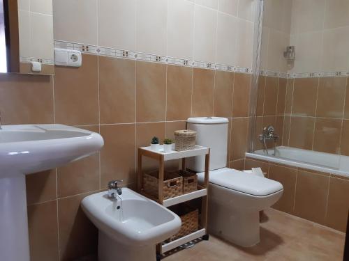 łazienka z toaletą i umywalką w obiekcie Alojamiento La Fuente w mieście Fuenteheridos