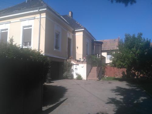 Το κτήριο όπου στεγάζεται  το δωμάτιο σε οικογενειακή κατοικία
