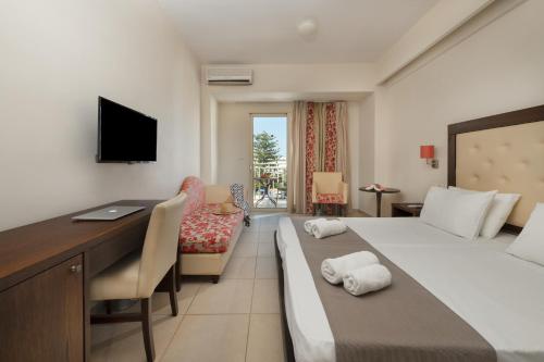 Televízia a/alebo spoločenská miestnosť v ubytovaní Marilena Hotel