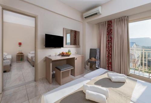 Televízia a/alebo spoločenská miestnosť v ubytovaní Marilena Hotel