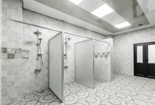 een badkamer met een inloopdouche en een douchecabine bij ISMAYILLI RESORT HOTEL in İsmayıllı