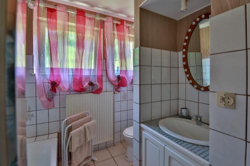 Un baño con bañera, lavabo e inodoro. en MAISON DE TATIE, en Luttenbach-près-Munster