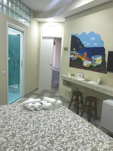 a bedroom with a bed and a painting on the wall at Vesuvio Rooms in Gragnano